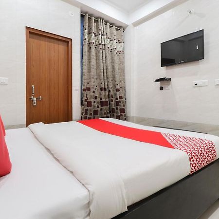 Oyo 69378 Trilok Dham Hotel Vrindāvan Esterno foto
