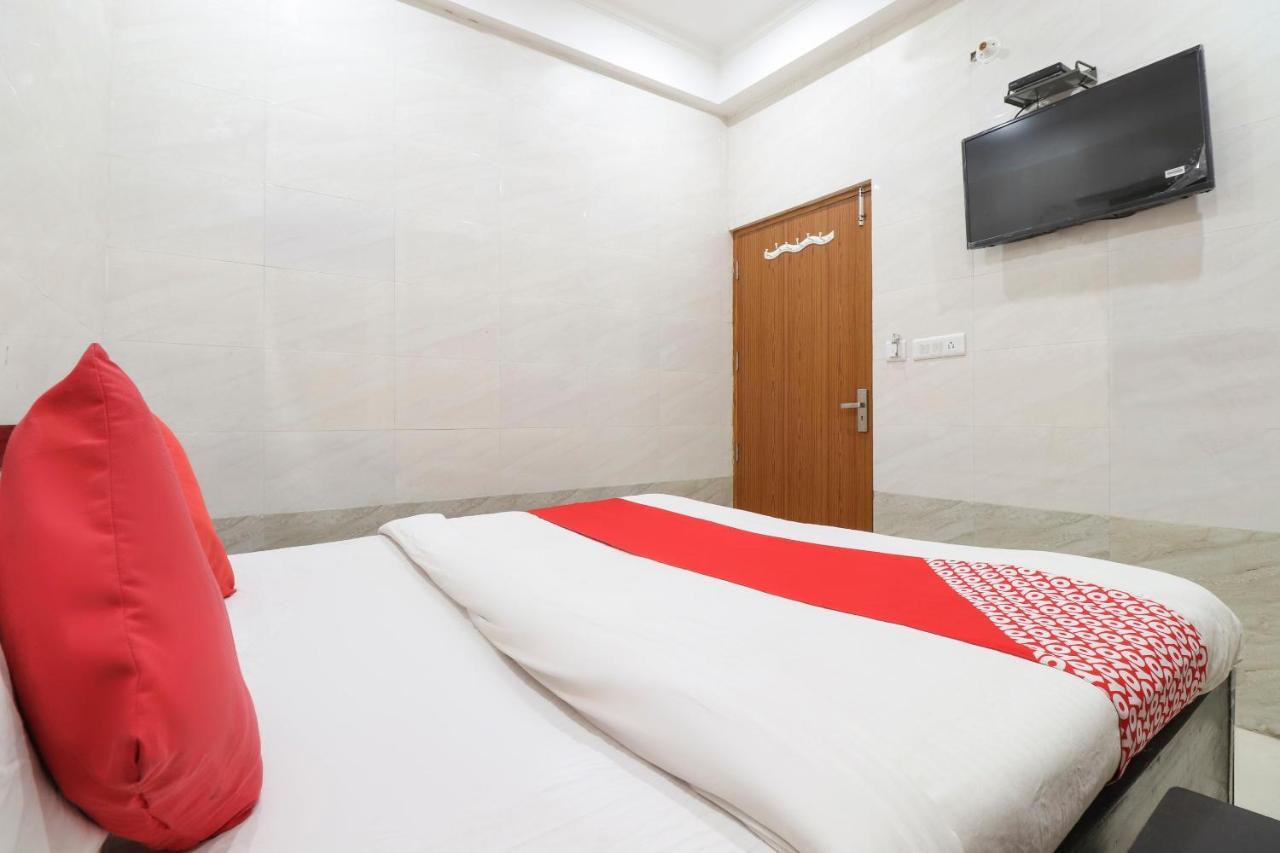 Oyo 69378 Trilok Dham Hotel Vrindāvan Esterno foto
