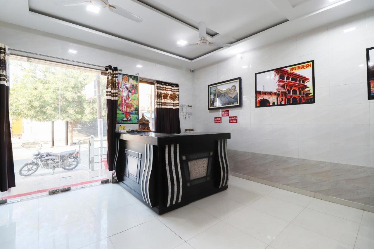 Oyo 69378 Trilok Dham Hotel Vrindāvan Esterno foto