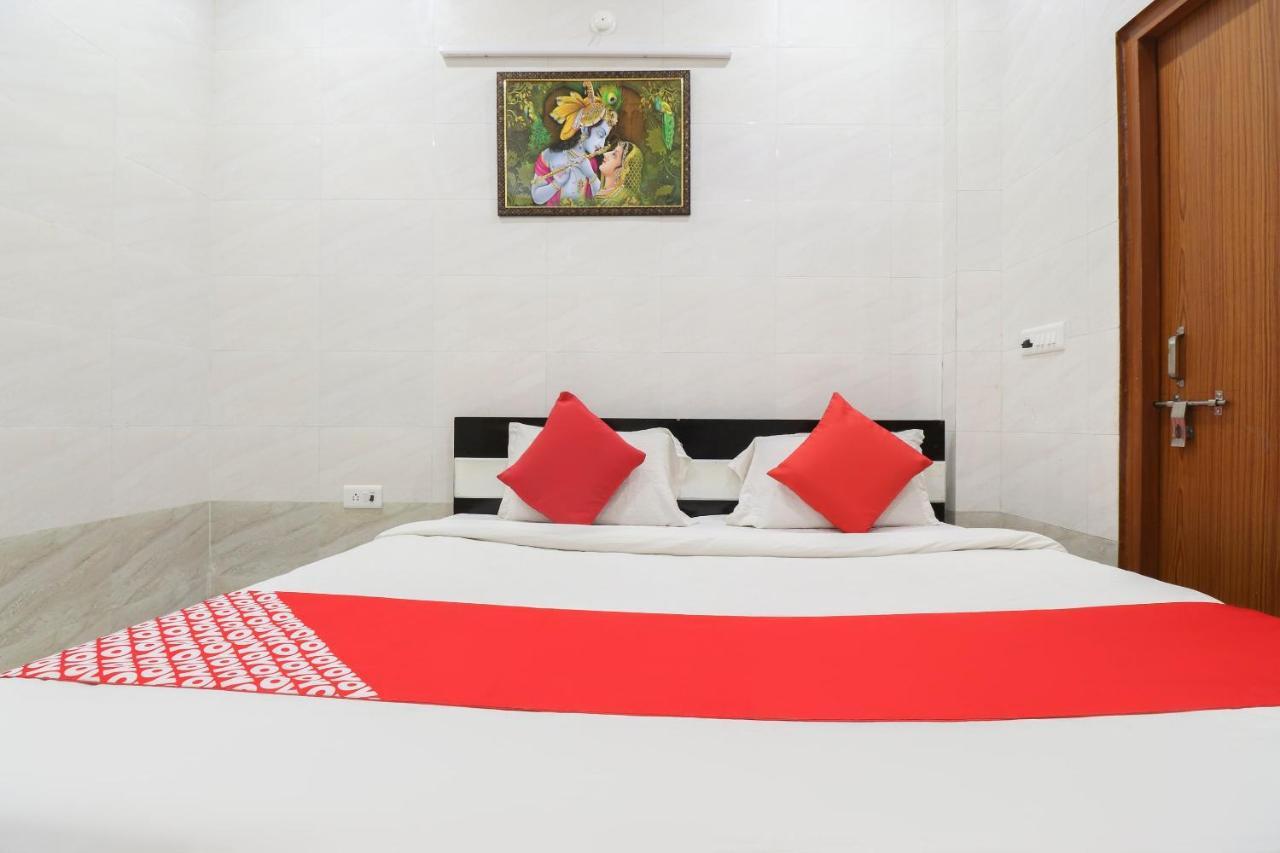 Oyo 69378 Trilok Dham Hotel Vrindāvan Esterno foto