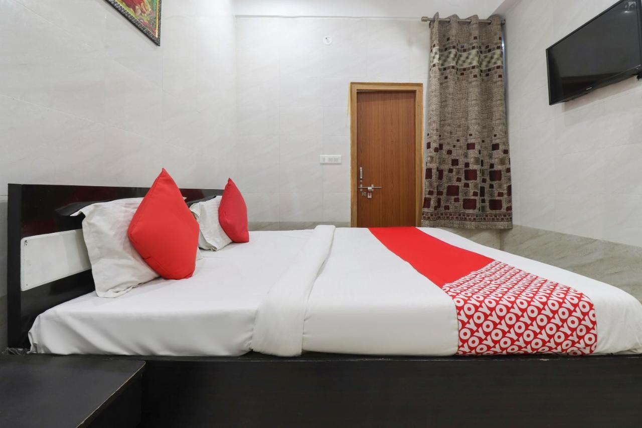 Oyo 69378 Trilok Dham Hotel Vrindāvan Esterno foto