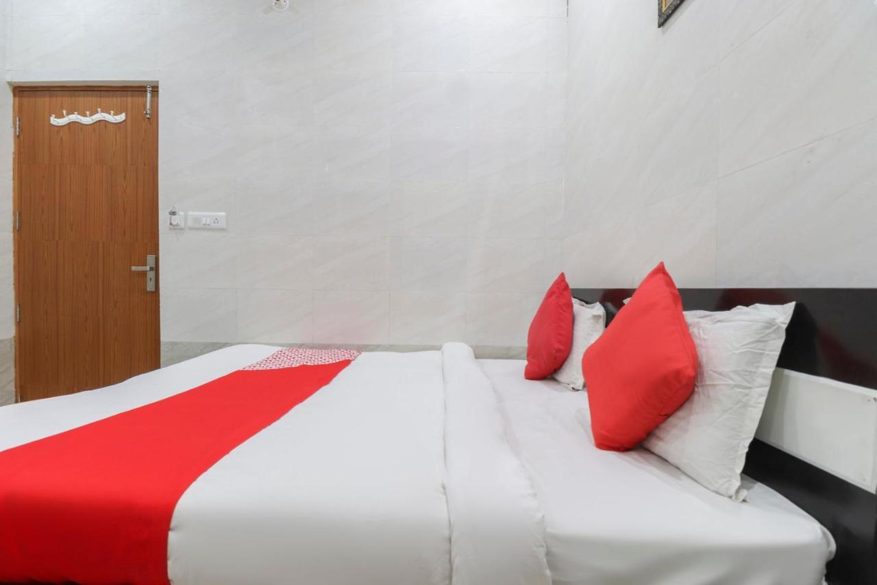 Oyo 69378 Trilok Dham Hotel Vrindāvan Esterno foto
