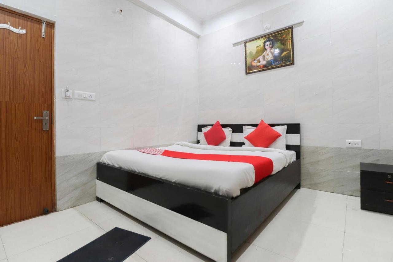 Oyo 69378 Trilok Dham Hotel Vrindāvan Esterno foto