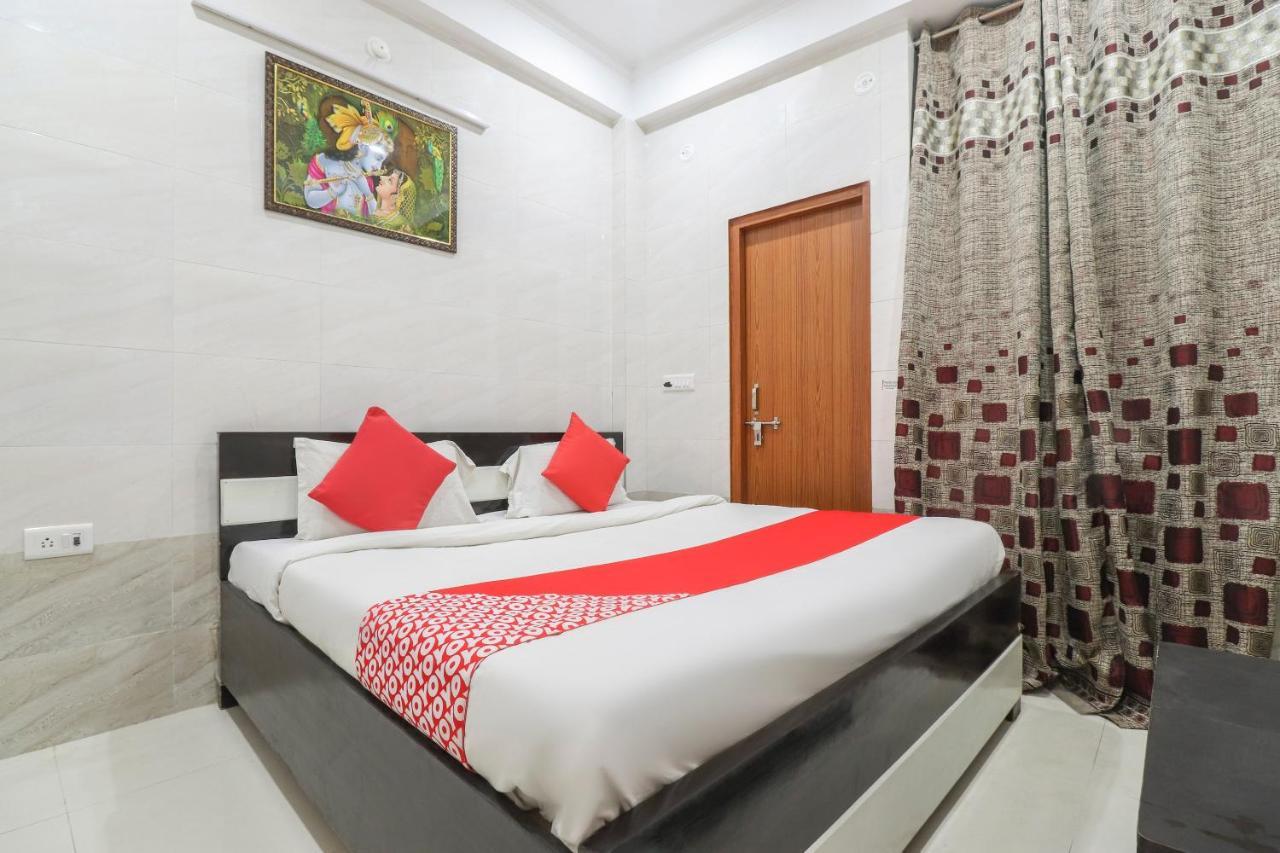 Oyo 69378 Trilok Dham Hotel Vrindāvan Esterno foto