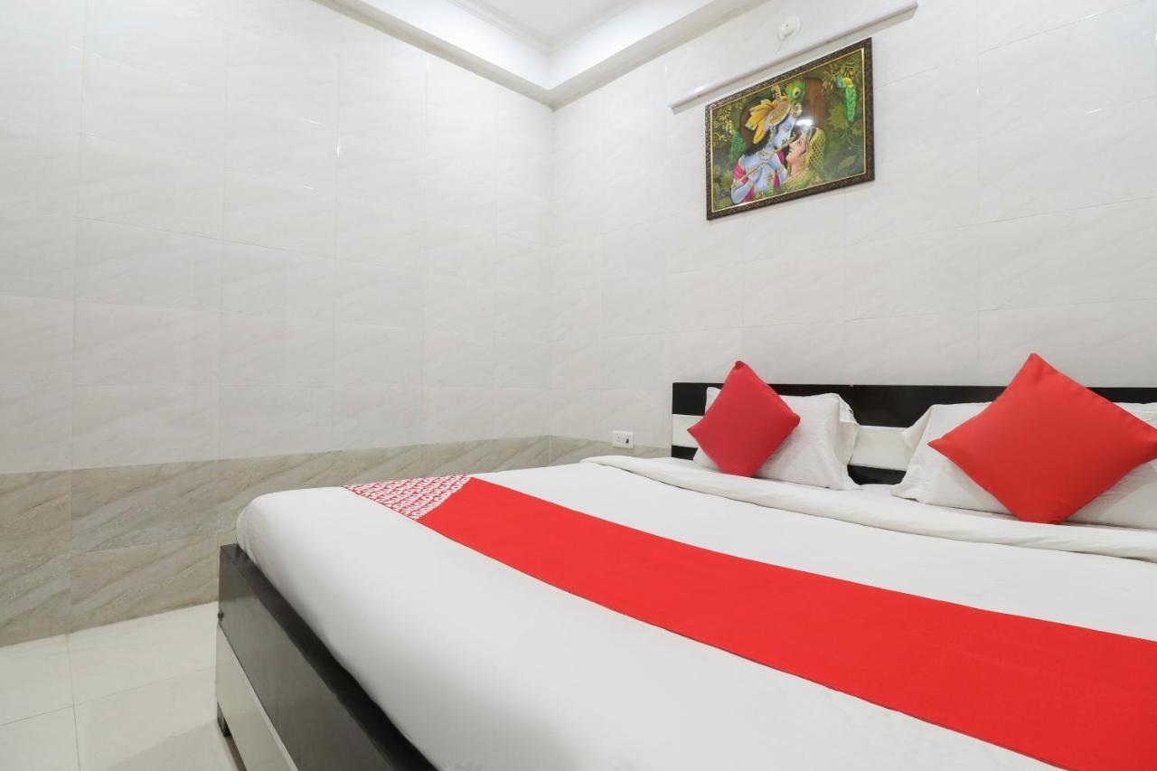 Oyo 69378 Trilok Dham Hotel Vrindāvan Esterno foto